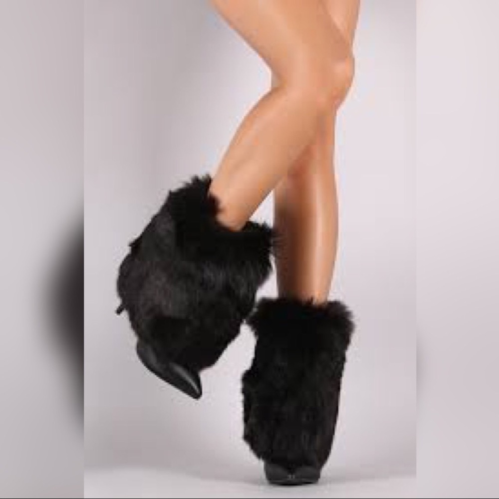 BLACK FUR HEELED BOOTIES